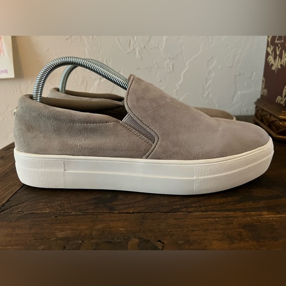 Steve Madden Sneakers Gills Grey
Suede Slip On Shoes, Women’s size 9.5 - Picture 4 of 14